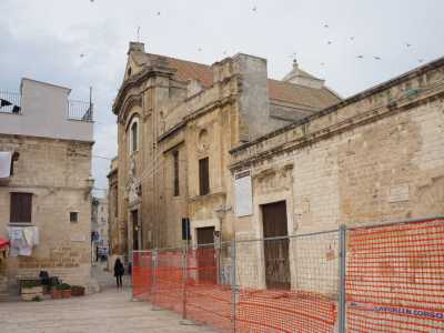 Ma la visita a questa importantissima area di Bari non finisce qui. Del complesso fa parte anche la chiesa di Santa Scolastica al Porto, separata per� dal convento benedettino da un muro. Per visitarla � necessario cos� uscire dall�area museale, attraversare piazza San Pietro e giungere in via Venezia, alla fine della Muraglia, dove si staglia l�ingresso del luogo di culto